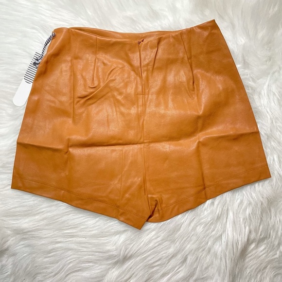 NEW WOMEN’S TRENDY CAMEL FAUX LEATHER ZIPPER ACCENTED SKORT - Picture 5 of 12